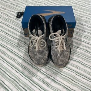 Brooks Adrenaline GTS 21. Size 7.5. Still have a lot of life left. Good used con
